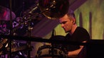 Gavin Harrison spielt Schlagzeug