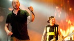 Sänger und Bassist von den Beatsteaks auf der Bühne am rocken