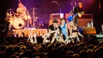 Die Beatsteaks haben zwei junge Frauen auf die Bühne geholt und werden von Publikum gefeiert