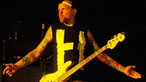 Der Bassist der Beatsteaks lässt seinen Sandberg Jazz Bass lässig vor seinem Bauch hängen