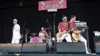 Me First & The Gimme Gimmes auf der Bühne des Area4 Festival, alle Bandmitglieder sind zusehen und rocken ab