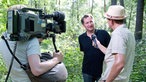 Kettcar im Interview, Szene im Wald, im Vordergrund er Kameramann und im Hintergrund ein Mitglied der Band Kettcar mit dem Rockpalast Moderator