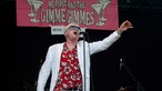 Sänger der Me First & The Gimme Gimmes singt und greift Richtung Publikum