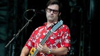 Gitarrist der Me First & The Gimme Gimmes spielt inbrünstig