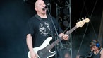 Bassist von Sick Of It All spielt und singt feurig ins Mikrofon