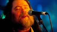 Nahaufnahme: Roky Erickson singt mit geschlossenen Augen.