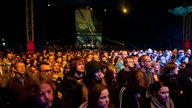 Das Publikum vor der Zeltbühne.