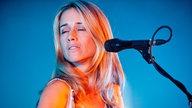 Heather Nova wendet sich mit geshlossenen Augen vom Mikrofon ab.