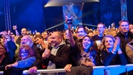 Das feiernde Publikum während dem Konzert von Elbow.