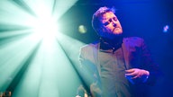 Der Sänger der Band Elbow bewegt sich mit geschlossenen Augen zur Musik.