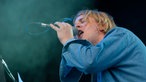 Tom Odell singt leidenschaftlich einen seiner Songs