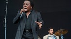 Lee Fields singt, im Hintergrund ist der Drummer zu sehen