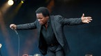 Lee Fields kommuniziert mit dem Publikum