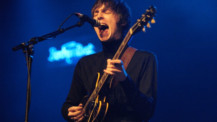 Der Sänger und Gitarrist Miles Kane von The Rascals auf der Bühne in der Grugahalle Essen