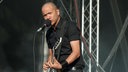 Danko Jones singt und spielt Gitarre