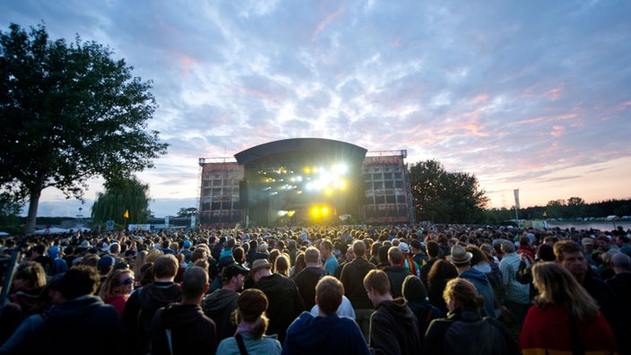 Die Bühne des Summerjam erscheint in blau-rosa. Vor der Bühne haben sich bereits mehr als 1000 Menschen gesammelt