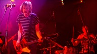 Bassist und Drummer von "The Datsuns" im pinken Scheinwerferlicht