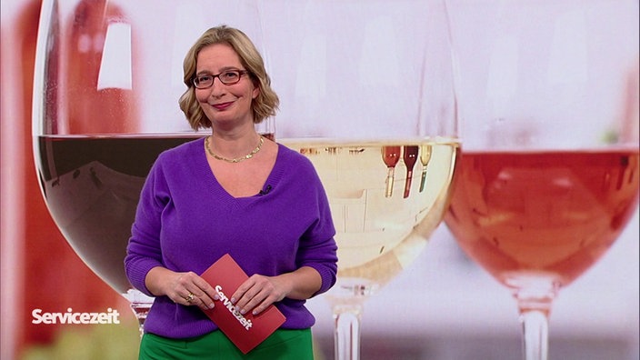 Yvonne Willicks steht im Servicezeit-Fernsehstudio.