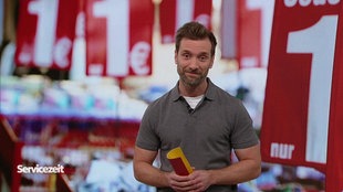 Daniel Aßmann steht im Servicezeit-Fernsehstudio.