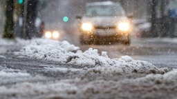 Auf dem Bild ist ein Auto im Schnee zu sehen.