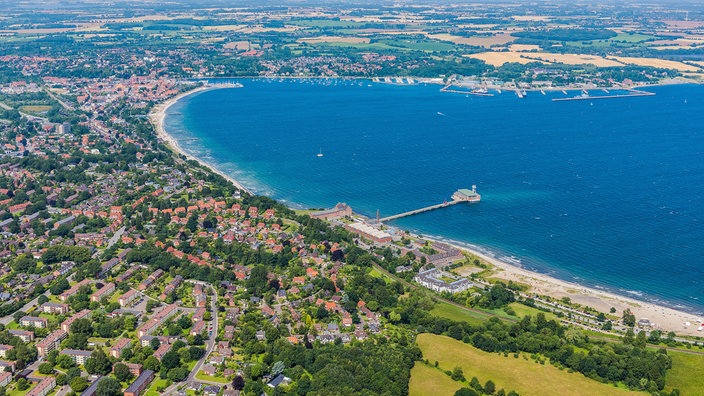 Das Bild zeigt den längsten Meeresarm der Ostsee: die Schlei. Stadtansicht vom Innenstadtbereich in Eckernförde an der Küstenlinie der Ostsee im Bundesland Schleswig-Holstein.