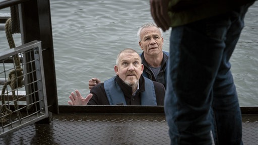 Die Kommissare Freddy Schenk und Max Ballauf sind mit einem Boot der Wasserschutzpolizei zu Daniel Huberty gebracht worden. Der Ex-Lehrer hat ein Ausflugsschiff auf dem Rhein entführt. 