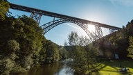  Müngstener Brücke mit Blick vom Wasser. 