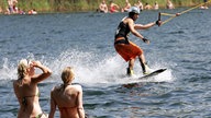 Wasserskifahrer am Bleibtreusee bei Brühl im Rheinland