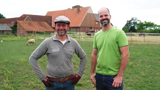 Peter und Holger auf ihrem Bauernhof