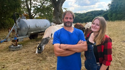 Shorthorn-Züchterin Anna (r, 22) möchte eines Tages den Hof ihres Vaters Dirk in Rösrath übernehmen.