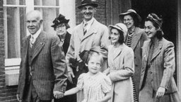 Anne Frank mit Familie auf dem Weg zu einer Hochzeit