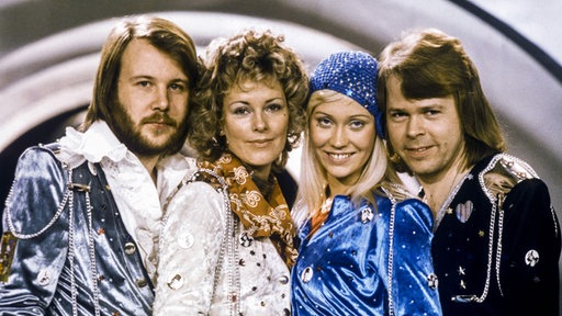 Pressefoto aus den 1970er Jahren, die Mitglieder von Abba stehen in einer Studiokulisse