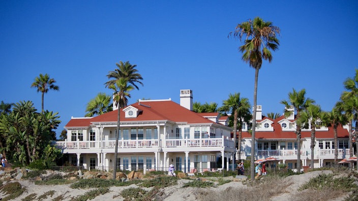 Blick auf ein prächtiges weißes Haus am Strand bei San Diego