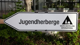 Ein Wegweiser zur Jugendherberge.