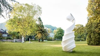 Der Skulpturenpark im Kat_A mit der Plastik "Wartende" von Andreas Schmitten