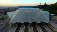 Der Bahnhof von Lüttich ist ein architektonisches Meisterwerk. Er wurde vom Architekten Santiago Calatrava entworfen