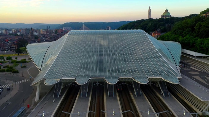 Der Bahnhof von Lüttich ist ein architektonisches Meisterwerk. Er wurde vom Architekten Santiago Calatrava entworfen