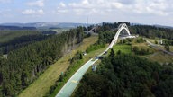 Blick auf Berg mit Skisprungschanze und Sessellift