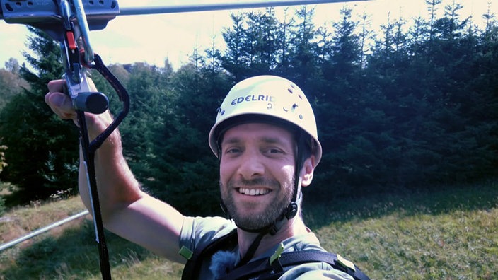 Daniel Aßmann an der Zip-Line in Winterberg