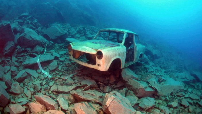 Autowrack versenkt in einem See