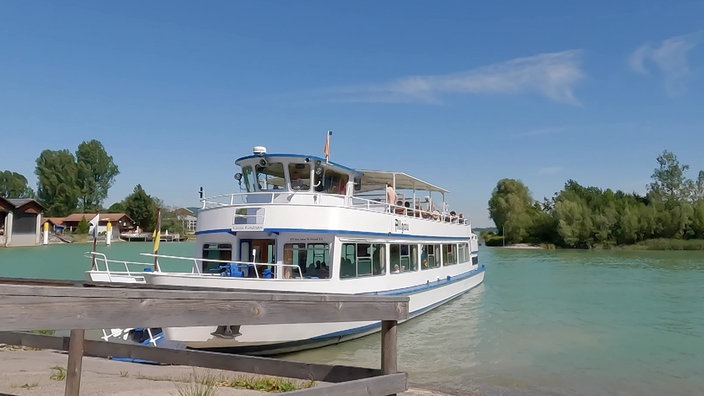 Personenfähre am Anleger am Forggensee