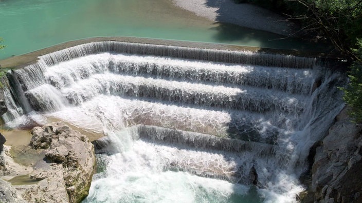 Künstlicher Wasserfall über mehrere Terrassenstufen