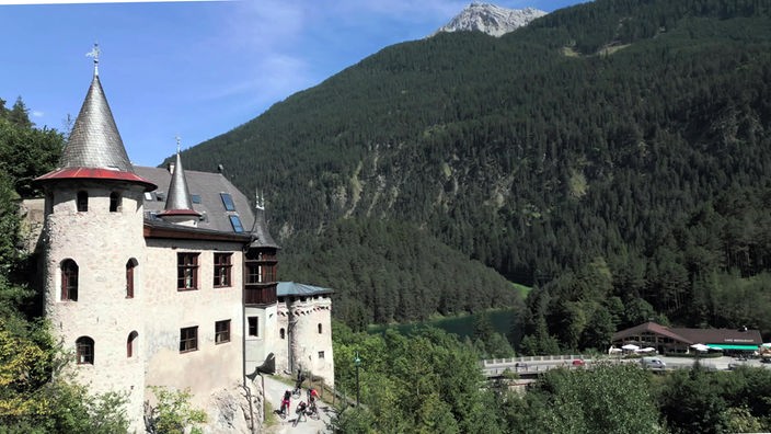Schloss Fernstein, im Hintergrund bewaldeter Berg