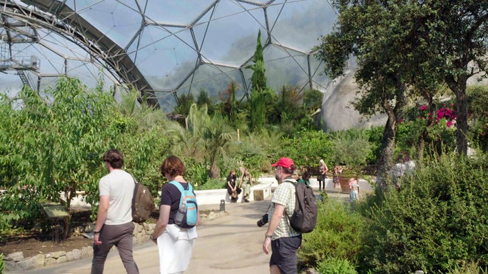 Mehrere Besucher im Eden Project, einem riesigen Gewächshaus