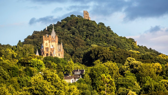 Der Drachenfels mit der Drachenburg und der Ruine