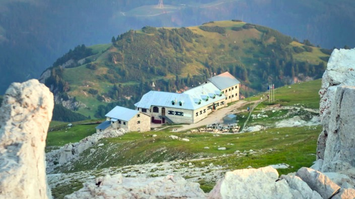 Großes Übernachtungshaus auf Hochplateau an einer Felskante