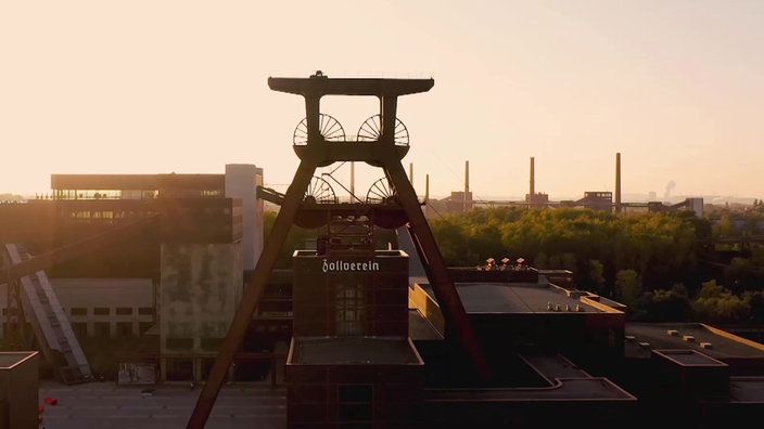 Förderturm der Zeche Zollverein im Abendlicht