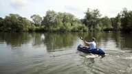 Daniel Aßmann rudert in einem Kayak über die Ruhr