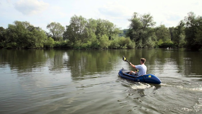 Daniel Aßmann rudert in einem Kayak über die Ruhr