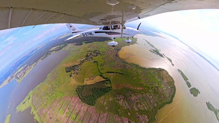 Blick aus einem Sportflugzeug auf Fischland–Darß–Zingst